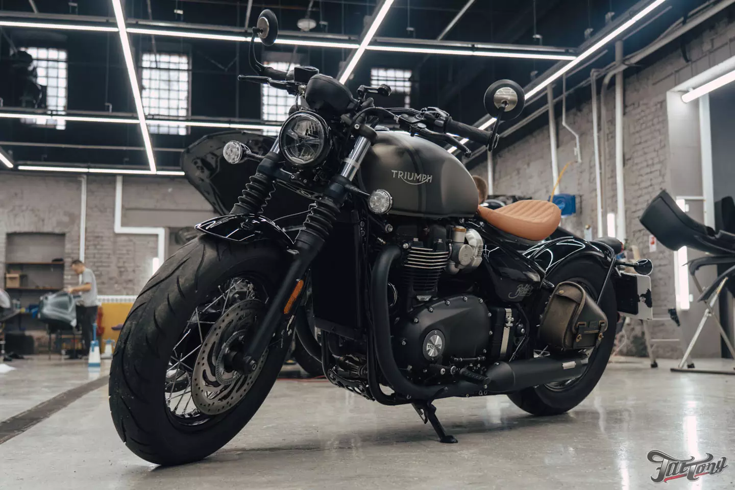 Поработали над выхлопной системой Triumph Bonneville Bobber 1200 и перешили на него сиденье